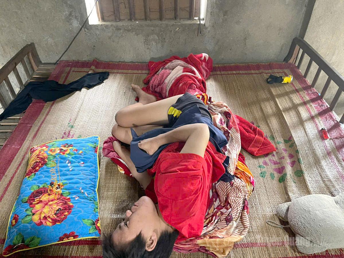 Cháu Nguyễn Thị Huệ, bị thiểu năng trí tuệ con gái của chị Hoàng Thị Hó, thôn Thác Vệ, xã Bằng Hành.