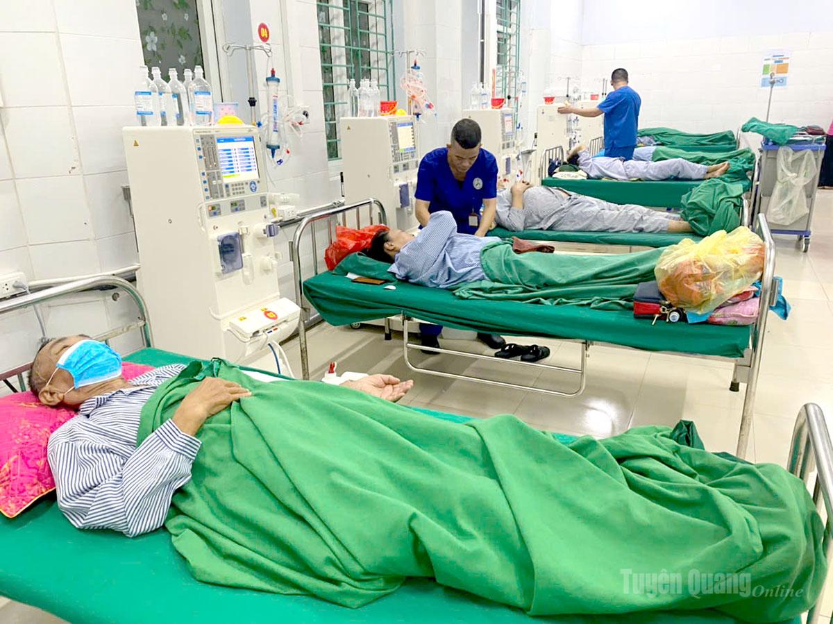 Các bệnh nhân xóm chạy thận, Tổ dân phố 17, phường Hà Giang 2, được truyền máu tại Khoa nội thận tiết niệu – lọc máu, Bệnh viện Đa khoa Hà Giang.