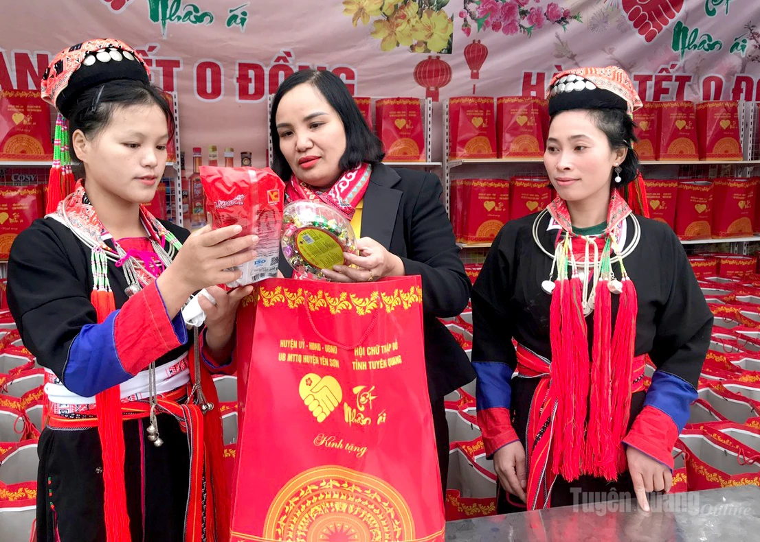 People in Kien Thiet Commune take part in the Compassionate Tet Market organized by the Tuyen Quang Provincial Red Cross Society.