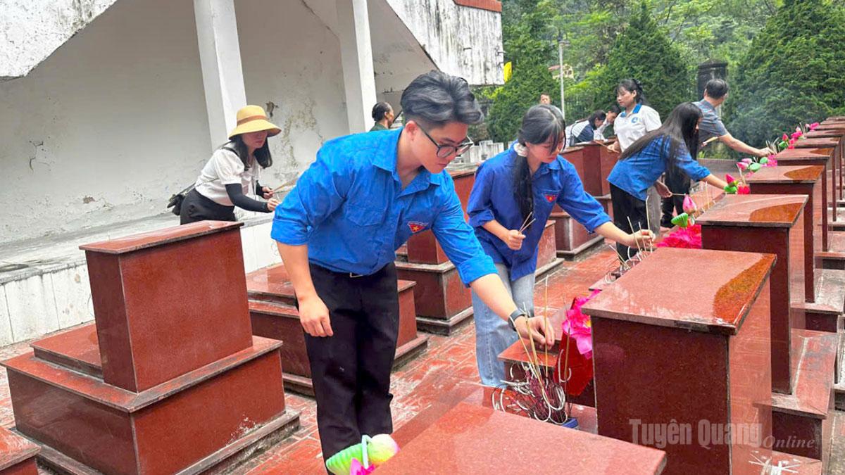 Sinh viên Phân hiệu Đại học Thái Nguyên tại Hà Giang dâng hương, tri ân Anh hùng liệt sĩ tại Nghĩa trang Liệt sĩ phường Hà Giang 1.