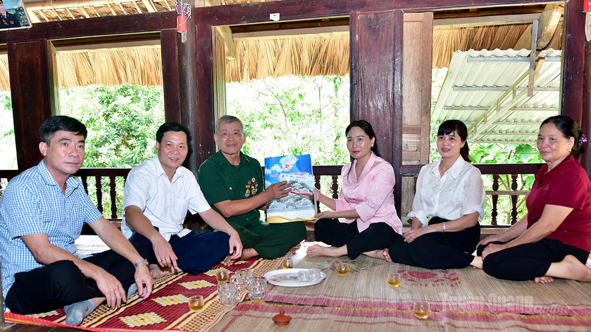 Phó Bí thư Thường trực chuyên trách Đảng ủy UBND tỉnh Nông Thị Bích Huệ tặng quà ông Hoàng Văn Líu, là bệnh binh, ở thôn Quyền, xã Xuân Giang.