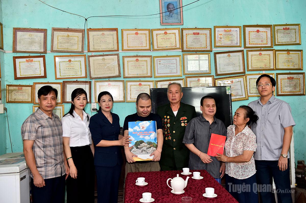 Phó Bí thư Thường trực Tỉnh ủy Lê Thị Kim Dung thăm, tặng quà gia đình người có công tại xã Tân Long