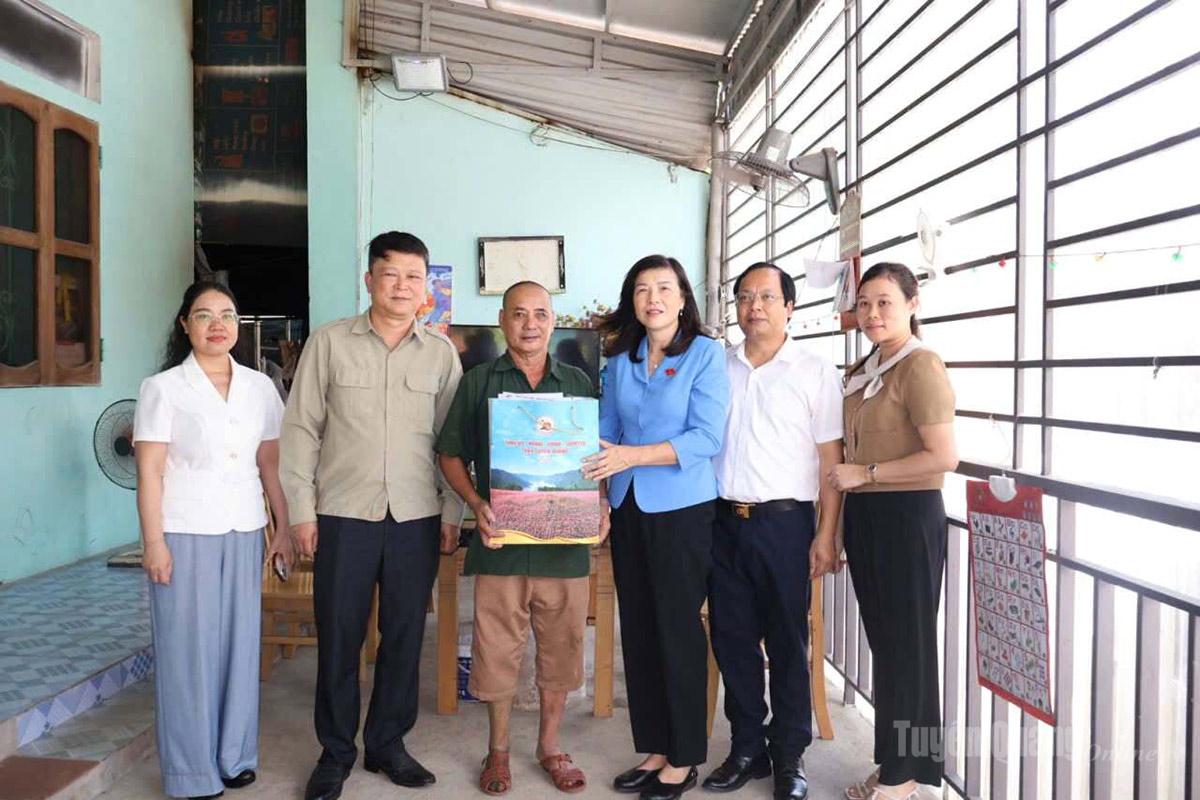 đồng chí Phạm Thị Minh Xuân, Phó Chủ tịch HĐND tỉnh thăm và tặng quà ông Phạm Ngọc Tân, thương binh tỷ lệ tổn thương cơ thể 81%, trú tại thôn Quyết Tiến.