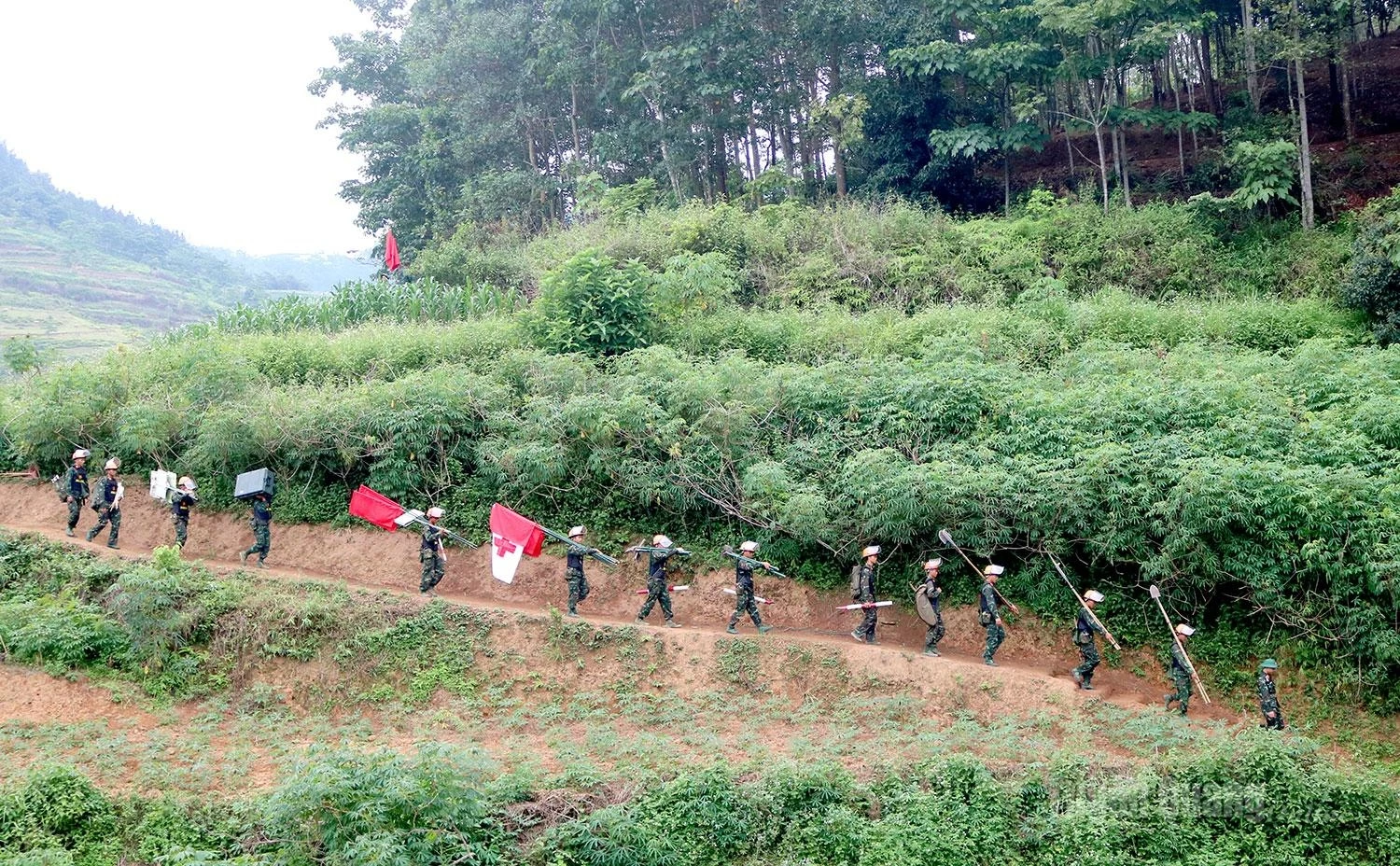 The mine clearance mission carried out by the combat engineers is helping restore peace to the Bach Dich border area while facilitating the search for and recovery of the remains of fallen soldiers.