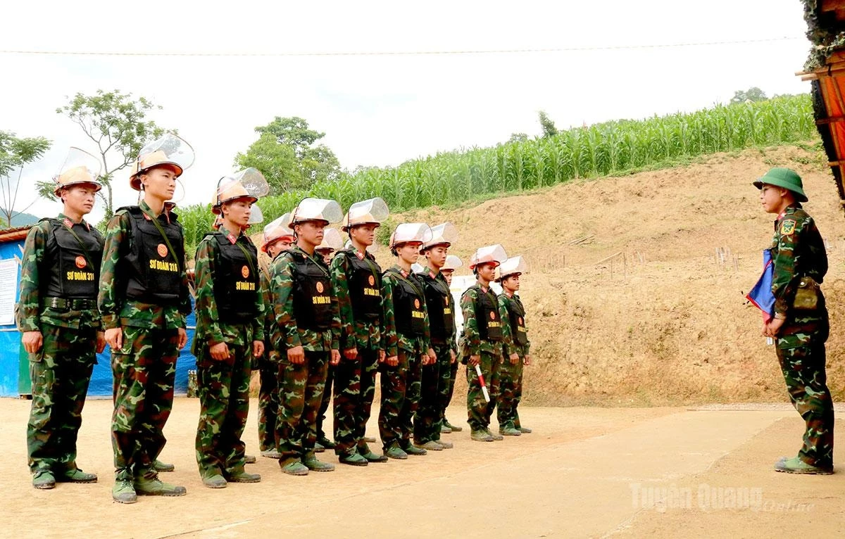 Before setting out, leaders of the Mine Clearance Team brief officers and soldiers on their assigned tasks and review safety measures to ensure the operation proceeds safely.