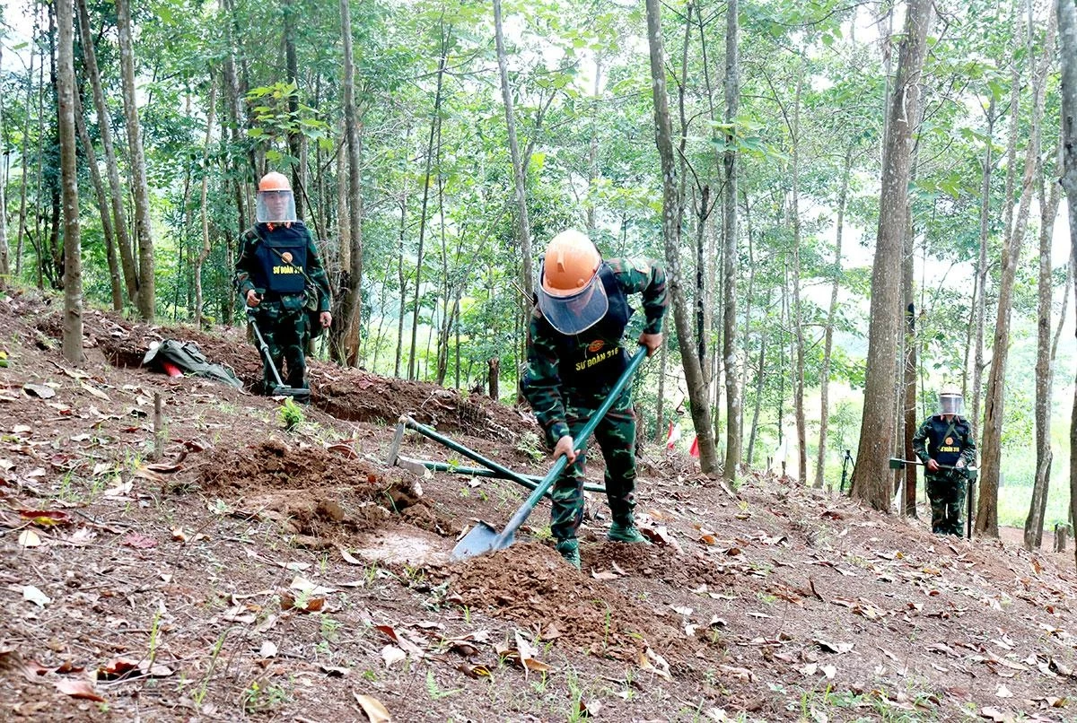 Officers and soldiers search for and excavate bombs, landmines, and unexploded ordnance in strict accordance with technical procedures, ensuring absolute safety throughout the operation.
