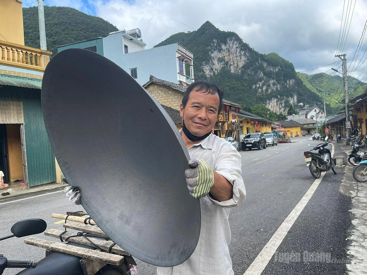 Beside the roadside tau chua stall, local people also sell hand-hammered iron woks, traditional cooking utensils widely used by highland communities.