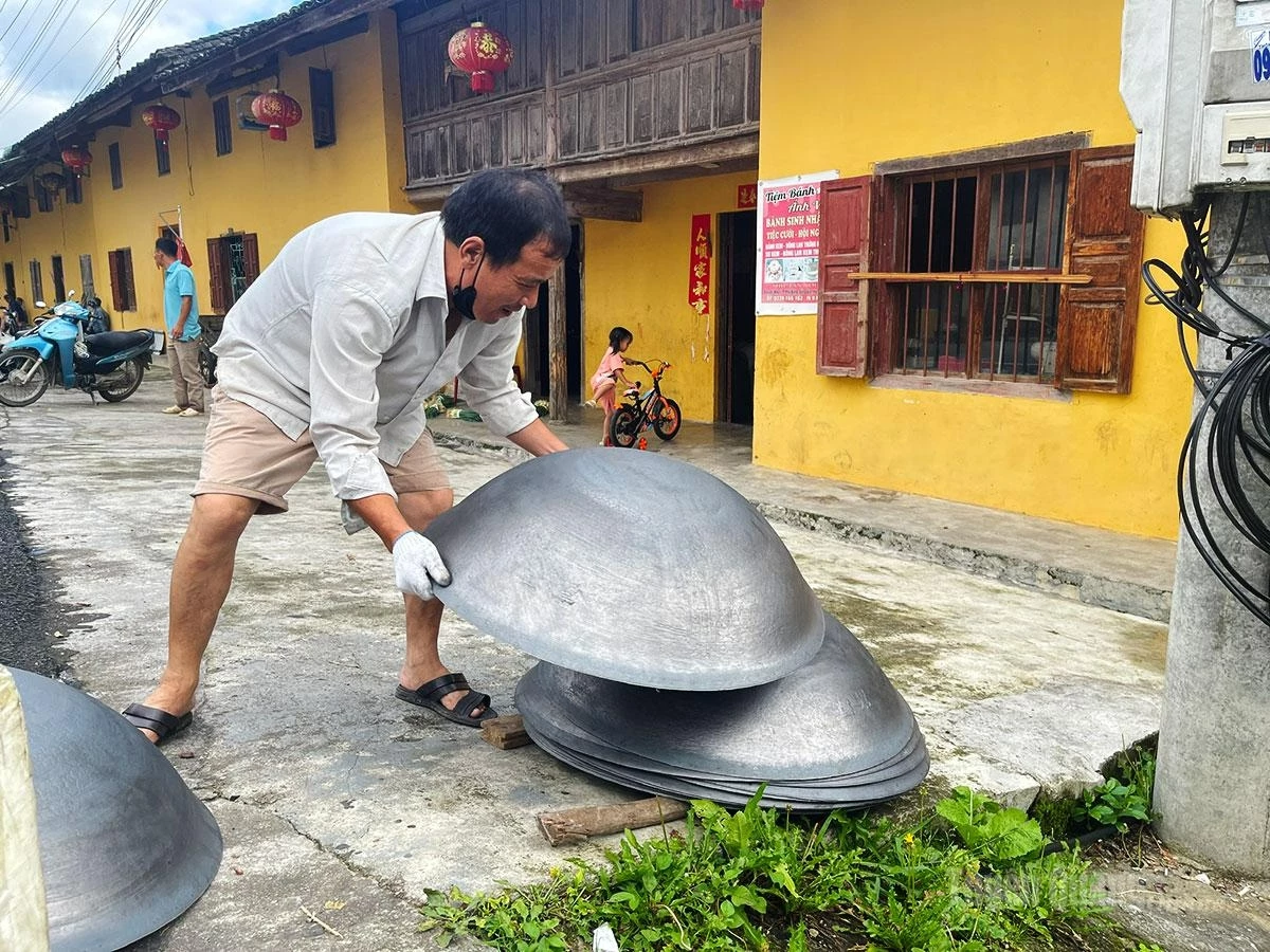 Beside the roadside tau chua stall, local people also sell hand-hammered iron woks, traditional cooking utensils widely used by highland communities.
