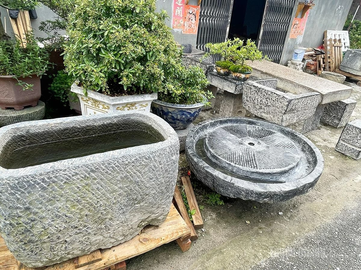 Stone-crafted products made from locally sourced rock not only serve everyday needs but have also become popular souvenirs among visitors.