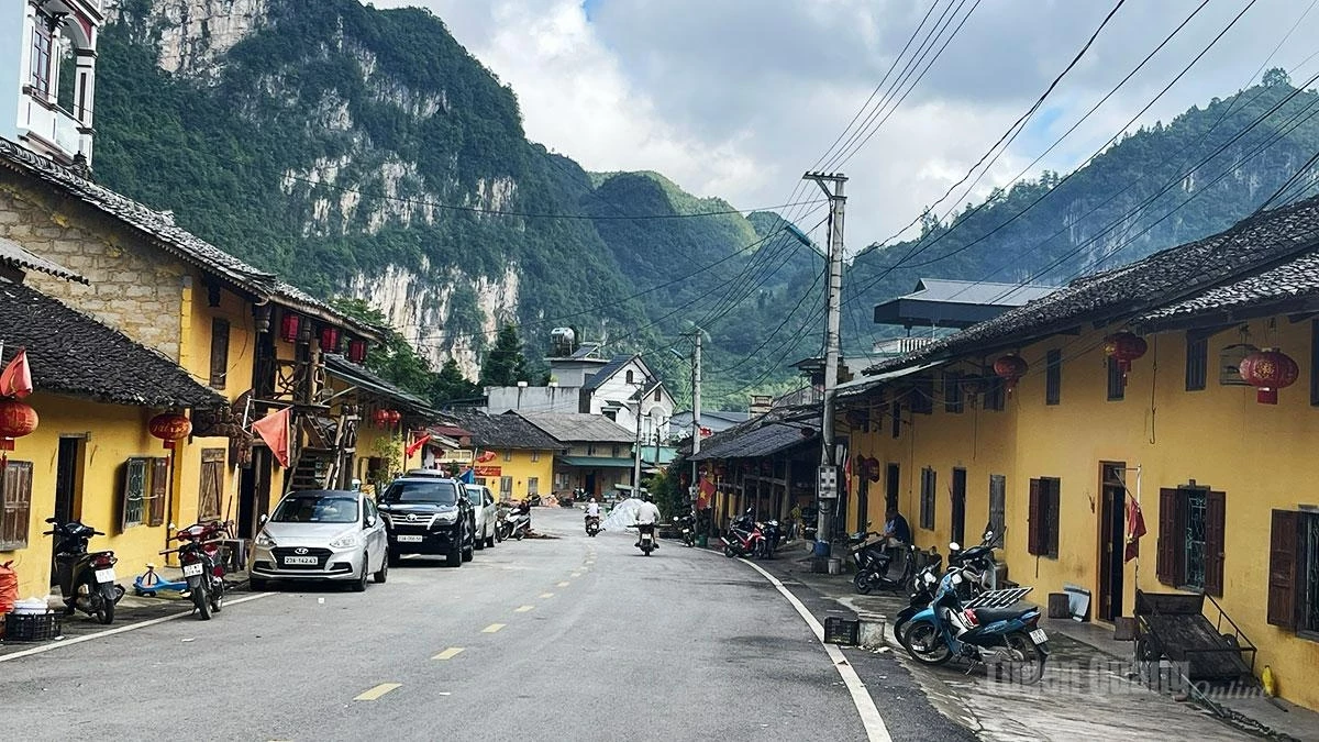 A corner of Pho Bang Village lies quietly amid the majestic limestone mountains of the UNESCO Global Geopark Dong Van Karst Plateau.