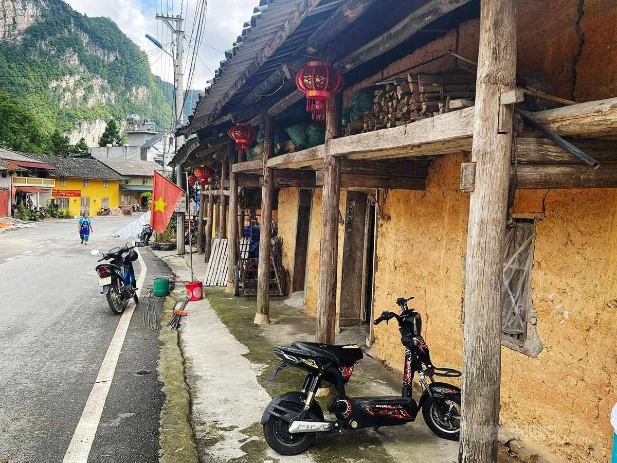 Traditional rammed-earth houses have been carefully preserved by local people, creating the distinctive architectural character of Pho Bang.