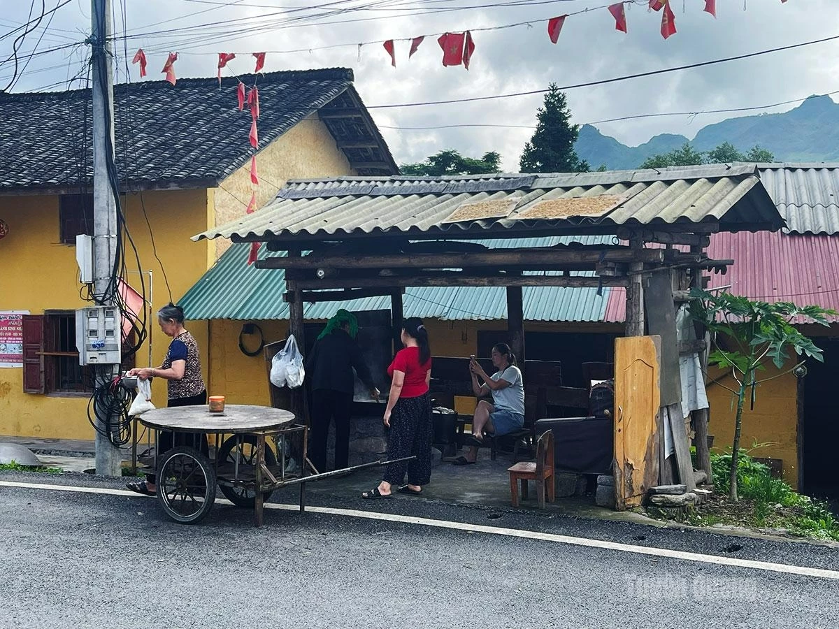 A small roadside stall selling tau chua (a traditional dish made from tofu cooked with mustard greens, a specialty of the Mong people) is a familiar gathering place for local people every morning.
