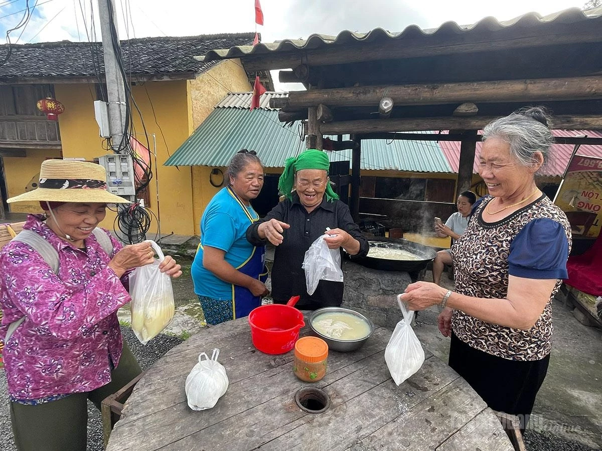 Residents chat cheerfully while waiting to buy steaming portions of tau chua.