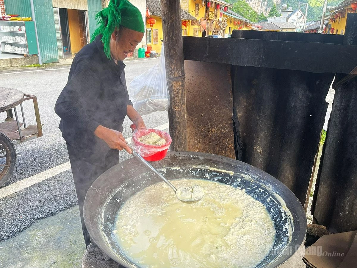 Luong Thi Sua of Pho Bang Village, a member of the Hoa ethnic group, is now 70 years old and has spent more than 40 years preparing tau chua by hand to serve people in the surrounding area.