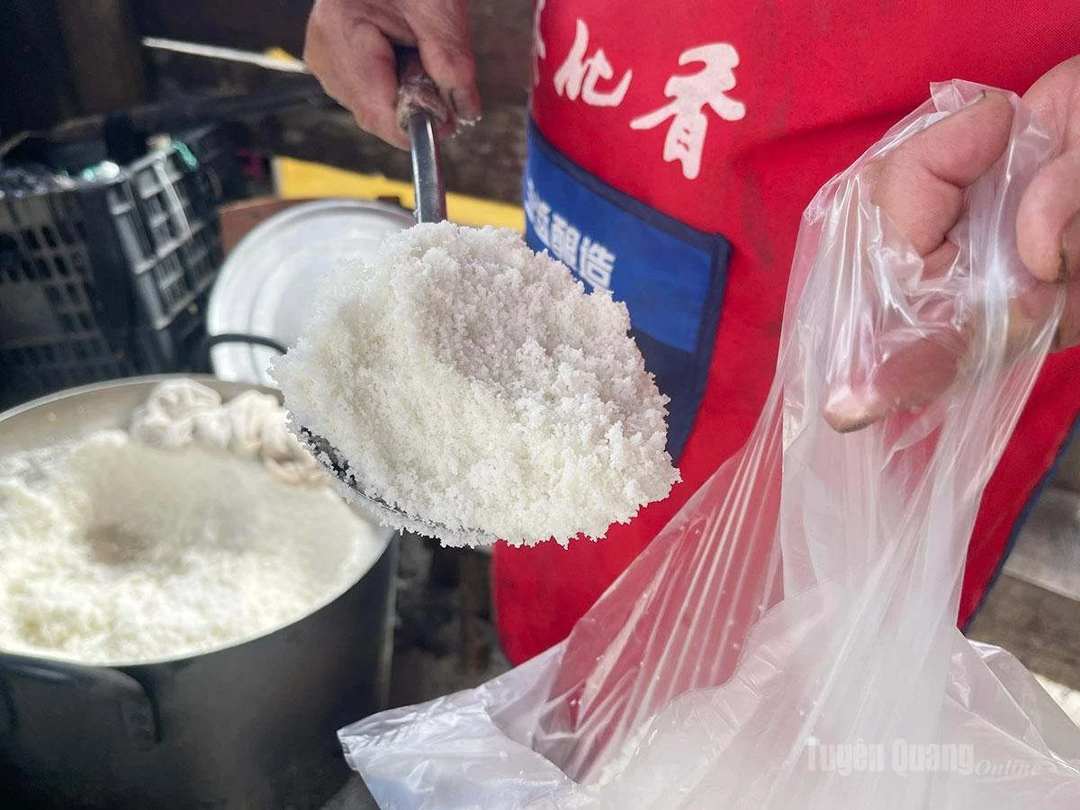 Tau chua is commonly enjoyed with men men, a traditional steamed cornmeal dish made from white glutinous maize grown by the Mong and Hoa communities.