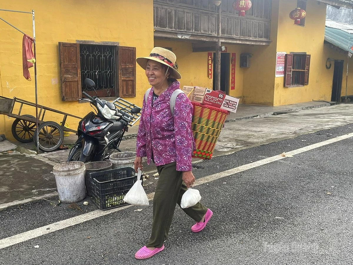 The simple joy of a highland woman after buying tau chua to take home for her family.
