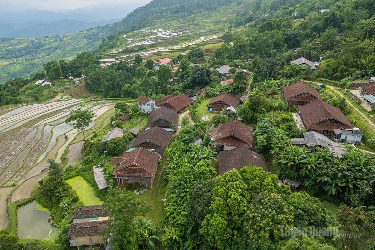 The beauty of the traditional yin-yang tiled houses of the Dao Tien ethnic people in Hong Thai Commune.