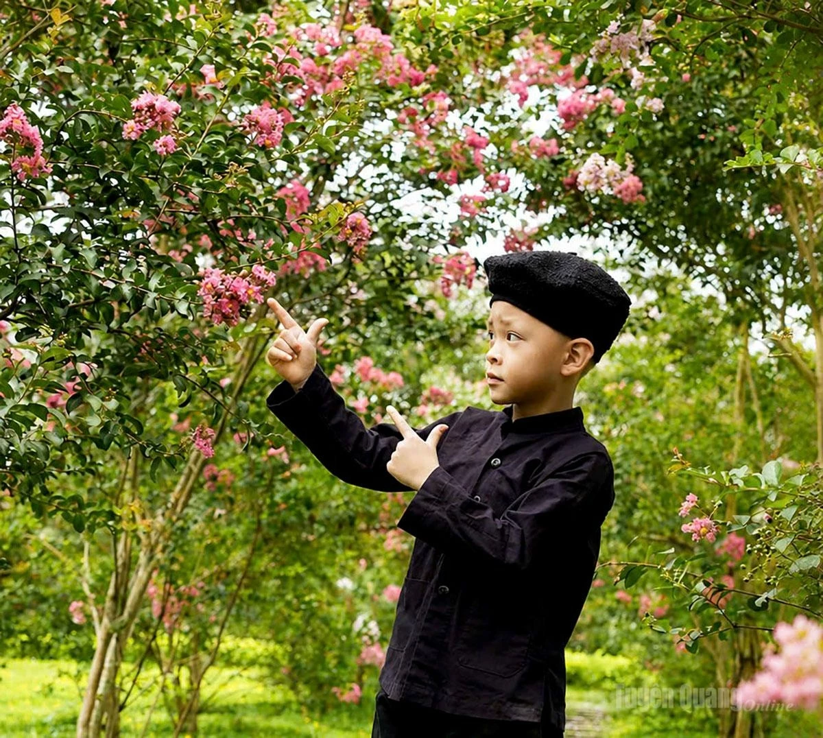 Children eagerly play and capture memorable moments amid the blooming crape myrtle season.