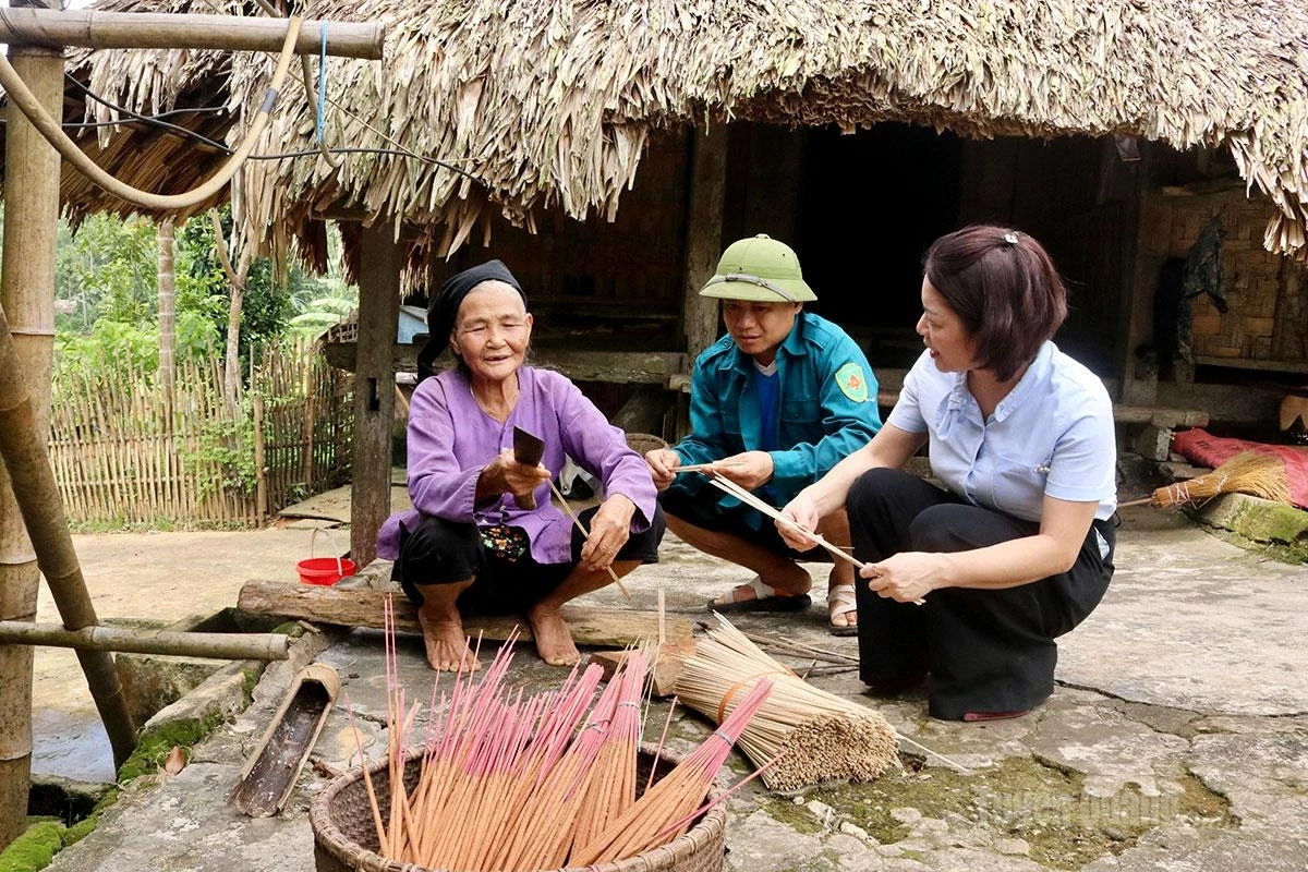 Nu guides local people and officials through the traditional incense-making process during a hands-on experience in Linh Ho Commune.