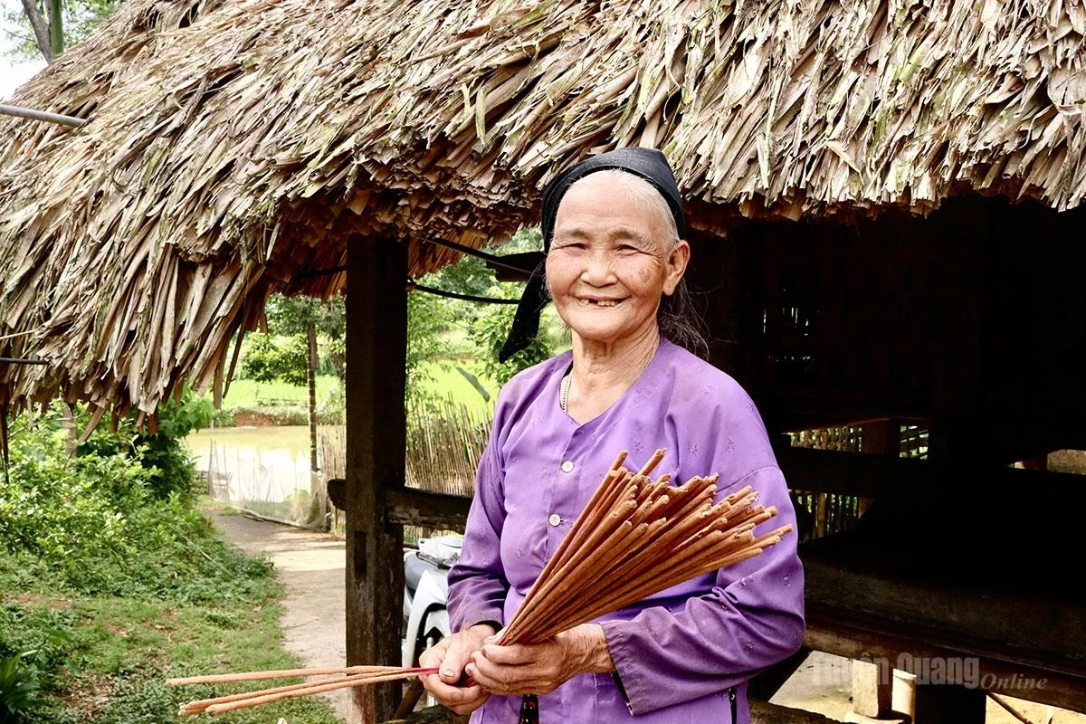Ha Thi Nu smiles proudly after dedicating more than half a century to preserving the traditional incense-making craft in Linh Ho Commune.
