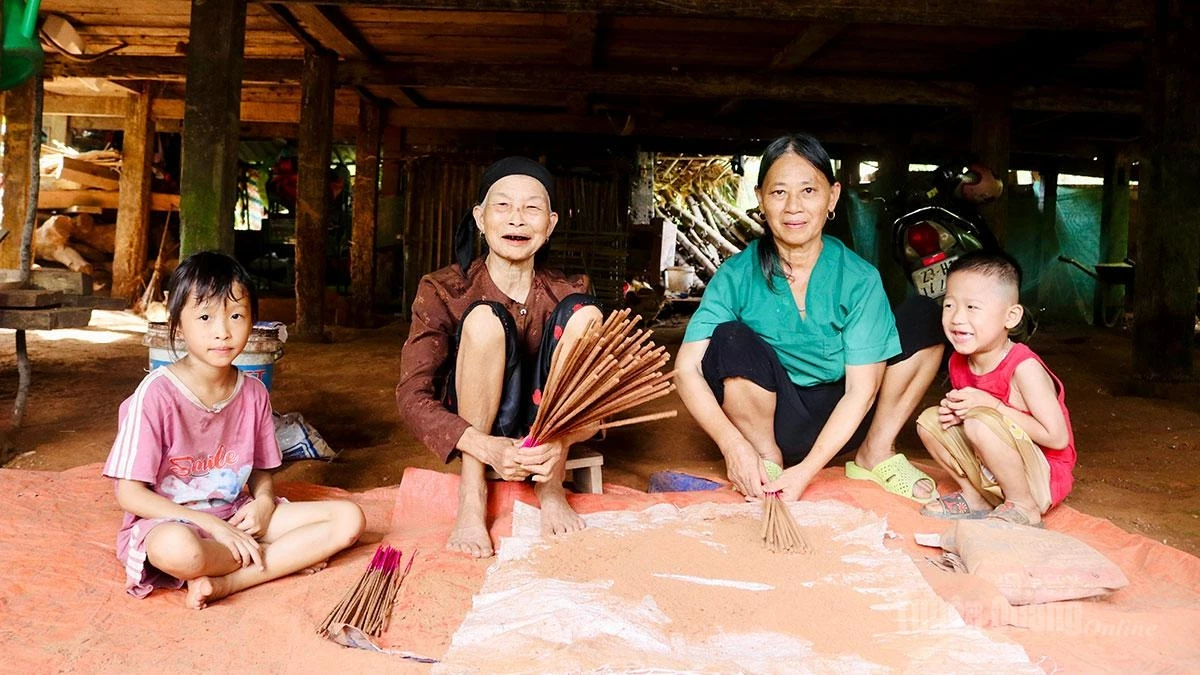 Four generations of one family continue to preserve the traditional incense-making craft, carrying forward the cultural heritage of the Tay people in Linh Ho Commune.