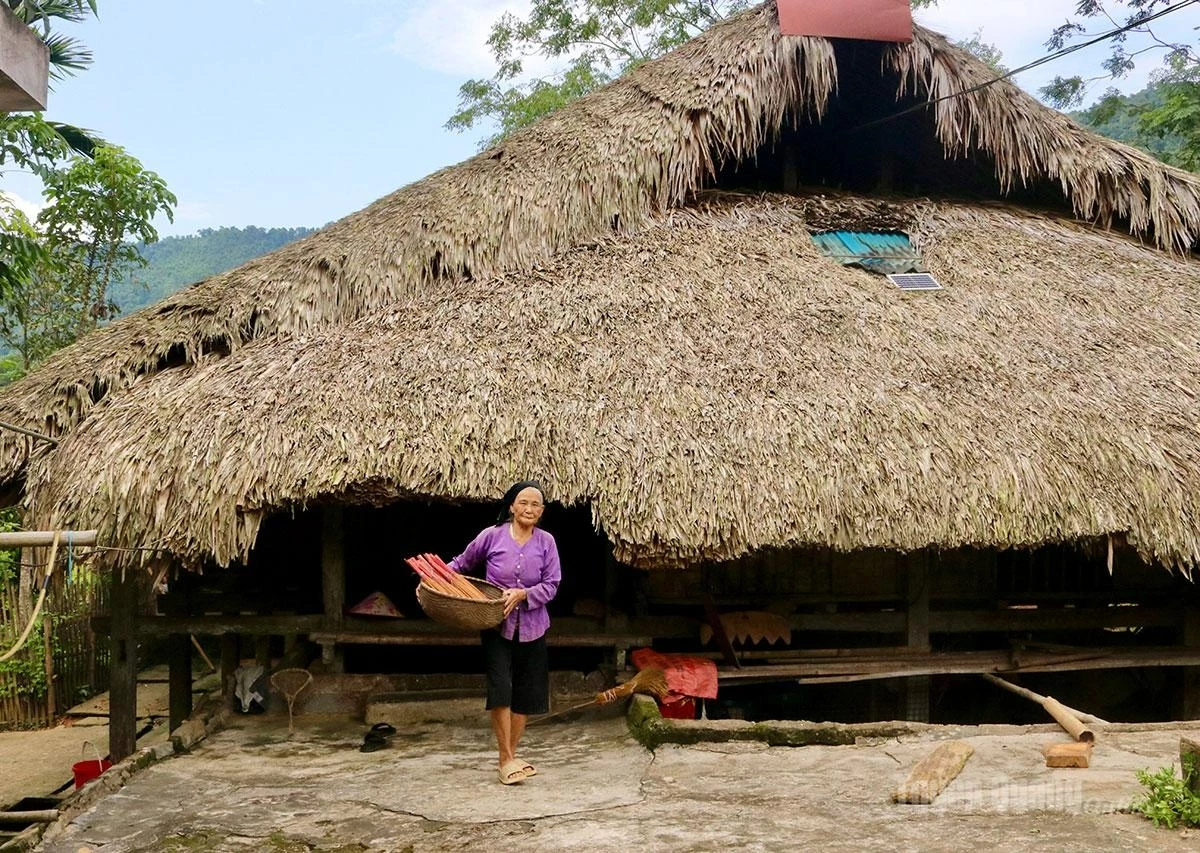 A traditional stilt house of the Tay people in Linh Ho Commune, where the incense-making craft has been preserved and passed down through generations.