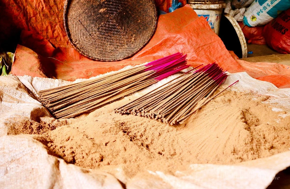 Once dried, the bark is ground into fine powder and mixed according to a specific formula to ensure both proper adhesion and a pleasant fragrance.