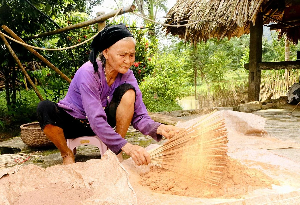 The craft is practiced throughout the year, with production reaching its peak in the months leading up to the Lunar New Year, as well as before the Full Moon festivals of the first and seventh lunar months.