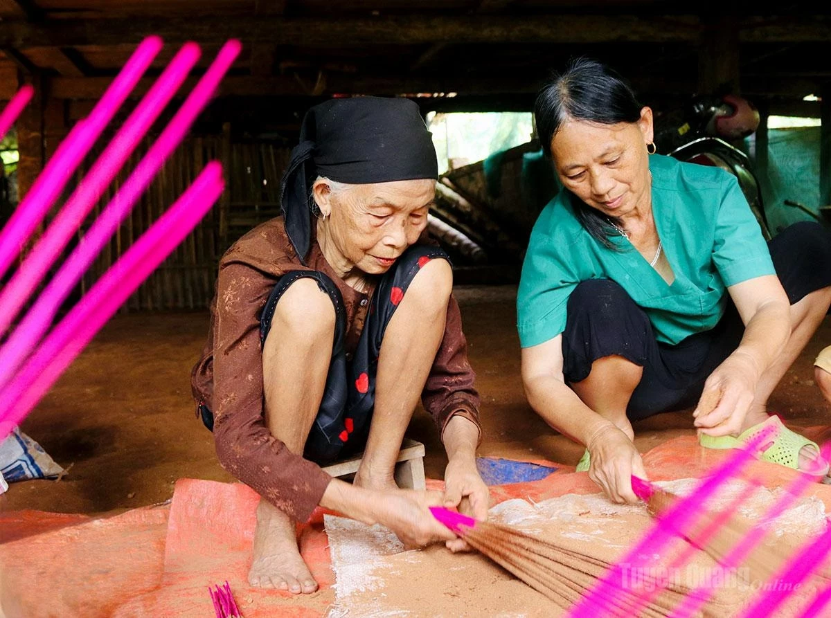 Hoang Thi Son and her mother, from Ban Tat Village, continue the traditional incense-making craft that has been passed down through their family for generations.