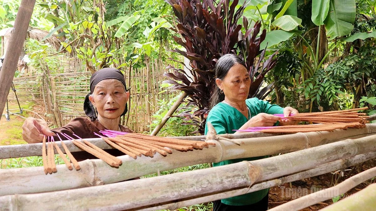 Every stage of the incense-making process is carried out entirely by hand, from mixing the powder and coating the sticks to drying them in the sun, without the use of machinery or supporting equipment.