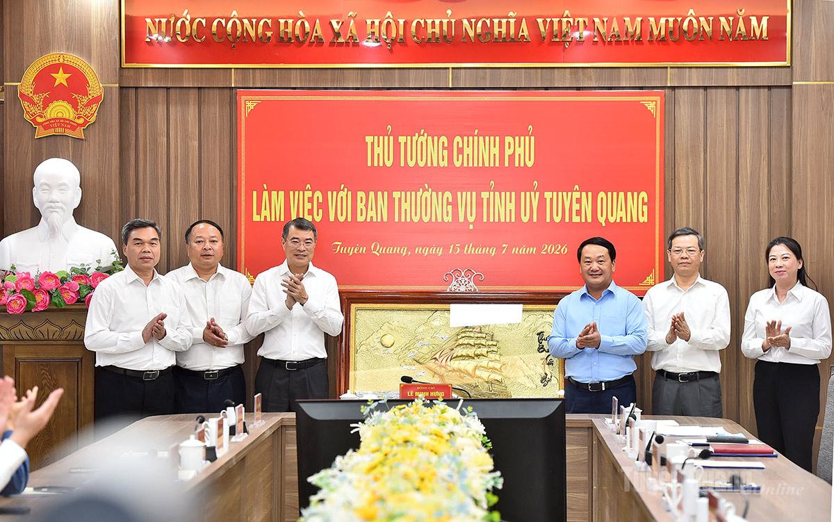 Thủ tướng Chính phủ Lê Minh Hưng tặng tỉnh bức tranh.