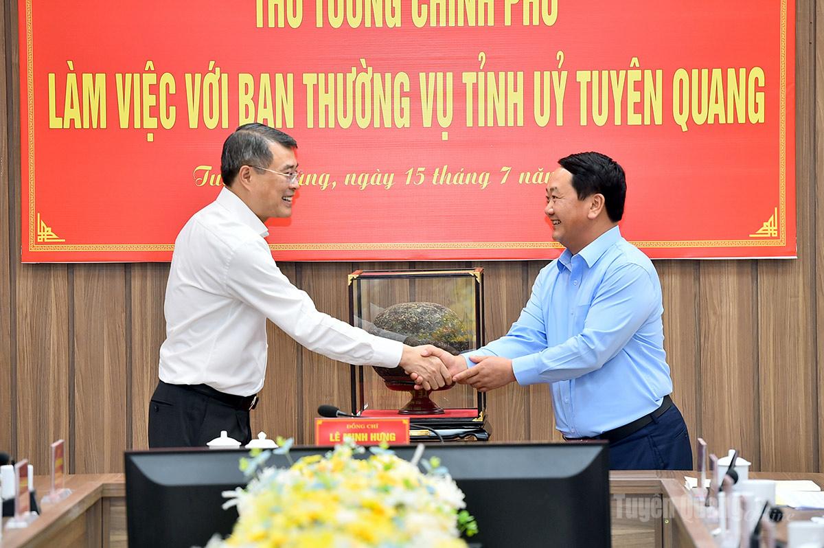 Đồng chí Bí thư Tỉnh ủy tặng Thủ tướng Lê Minh Hưng trà đặc sản của tỉnh Tuyên Quang.