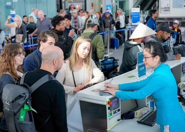 Passengers check in at Hanois Noi Bai International Airport. (Photo: NIA)