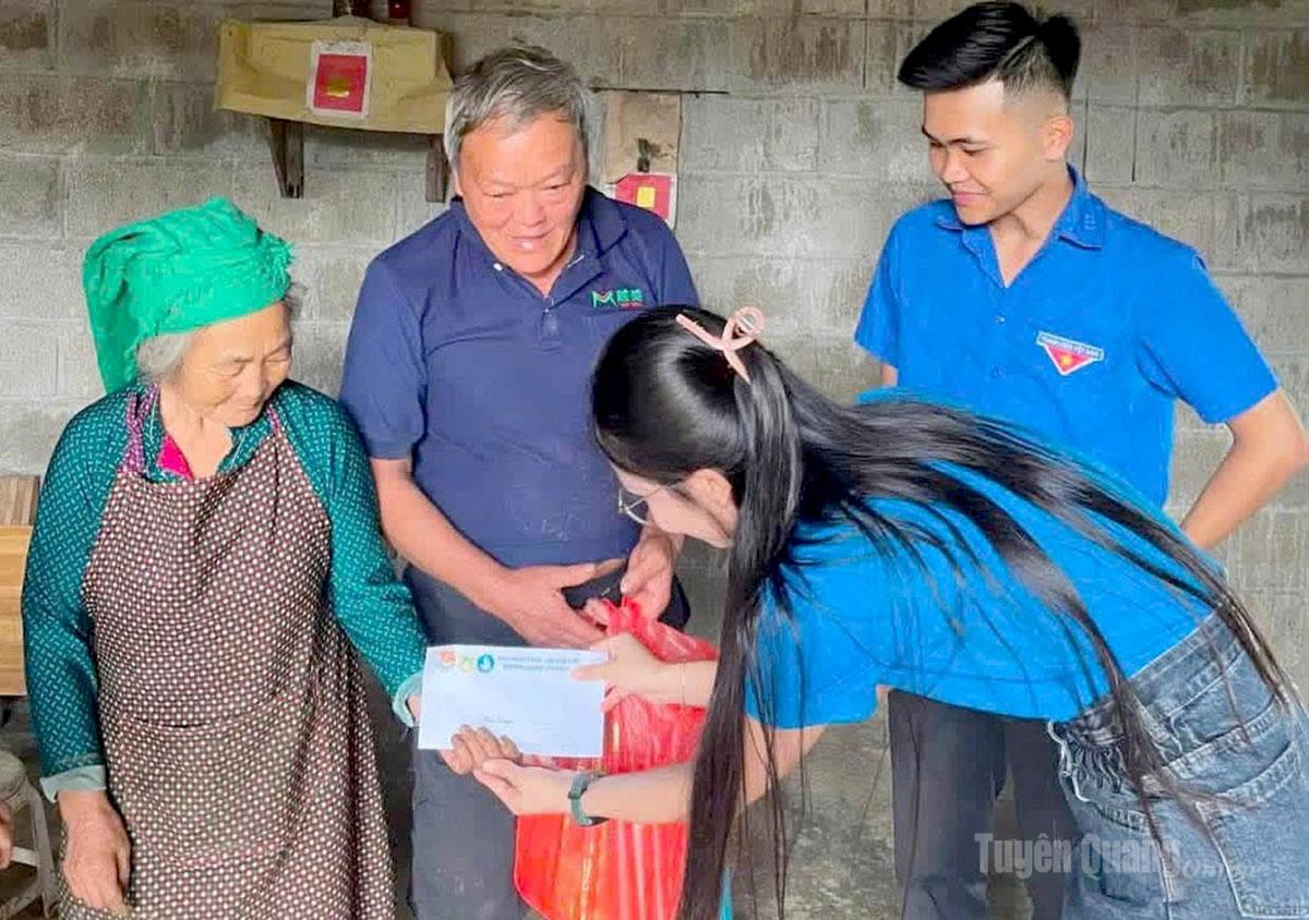 Sinh viên Trường ĐHTT tích cực tham gia các hoạt động tình nguyện vì cộng đồng, góp phần đưa phong trào Dân vận khéo vào cuộc sống bằng những việc làm thiết thực.