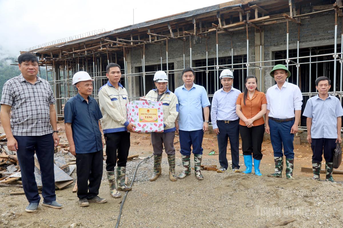 Phó Chủ tịch UBND tỉnh tặng quà động viên công nhân làm việc tại công trường dự án Trường Phổ thông nội trú liên cấp Pà Vầy Sủ.