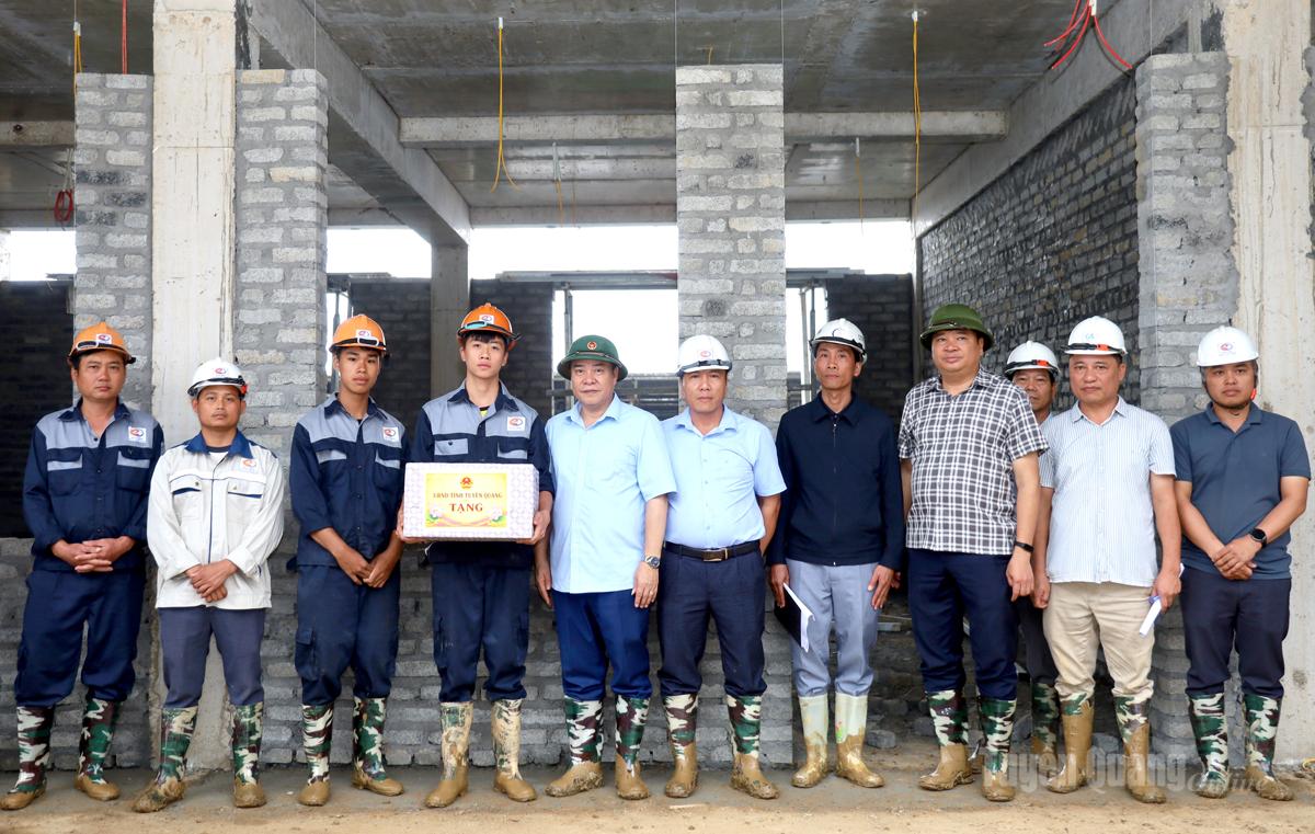 Đồng chí Hoàng Gia Long, Ủy viên Ban Thường vụ Tỉnh ủy, Phó Chủ tịch UBND tỉnh tặng quà cho các tổ thợ thi công dự án Trường Phổ thông nội trú liên cấp Xín Mần.