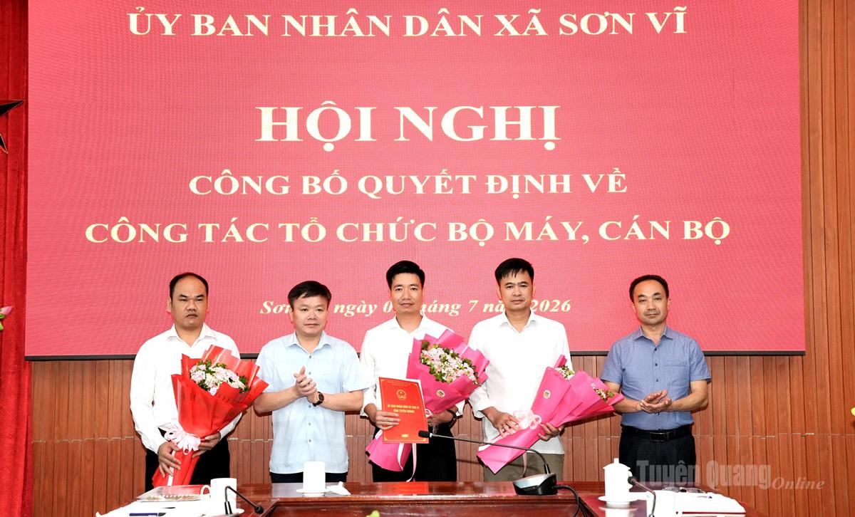 Lãnh đạo xã Sơn Vĩ trao quyết định và chúc mừng các cán bộ quản lý, giáo viên được bổ nhiệm, điều động.