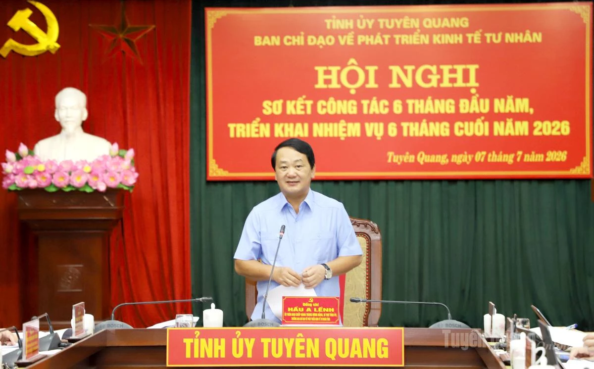 Bí thư Tỉnh ủy Hầu A Lềnh phát biểu kết luận hội nghị.