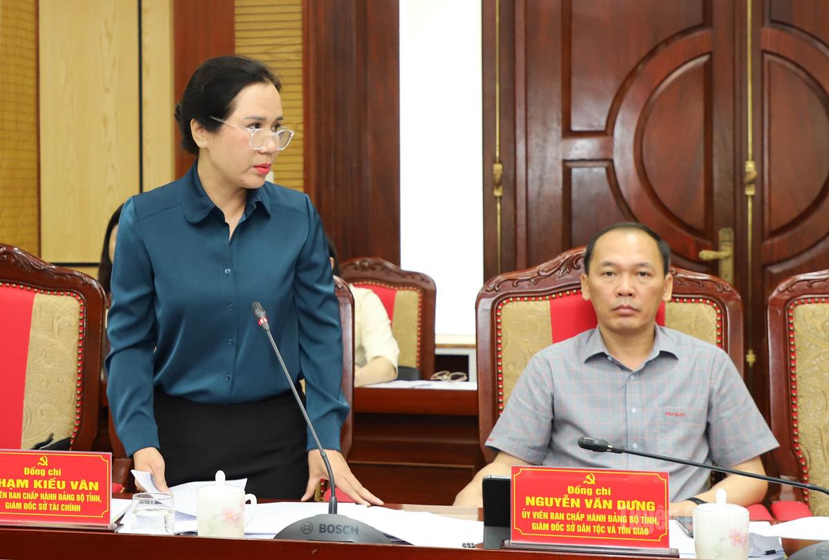 Giám đốc Sở Tài chính Phạm Kiều Vân thảo luận tại hội nghị.