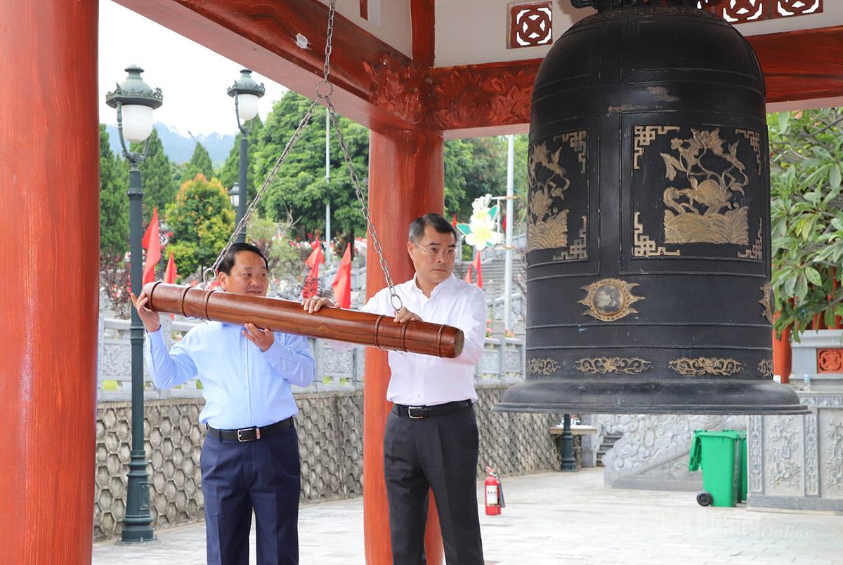Thủ tướng Chính phủ Lê Minh Hưng và Bí thư Tỉnh ủy Hầu A Lềnh thỉnh chuông tại Đền thờ các Anh hùng liệt sỹ trong khuôn viên Nghĩa trang Liệt sỹ Quốc gia Vị Xuyên.