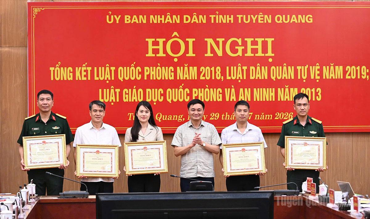 Đồng chí Phó Chủ tịch UBND tỉnh Đỗ Anh Tuấn trao Bằng khen cho các tập thể có thành tích xuất sắc.