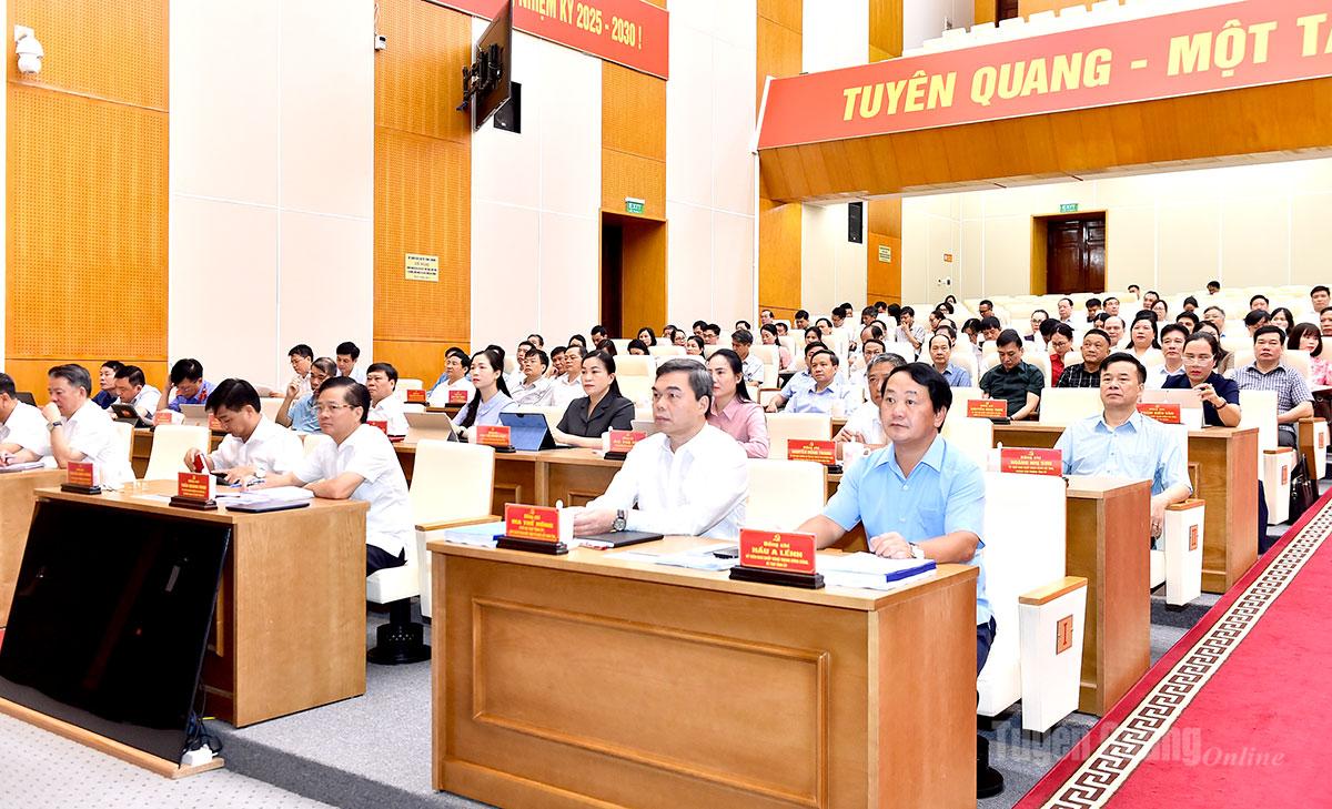 Đồng chí Hầu A Lềnh, Bí thư Tỉnh ủy, đồng chí Ma Thế Hồng, Phó Bí thư Tỉnh ủy cùng các đại biểu dự hội nghị.