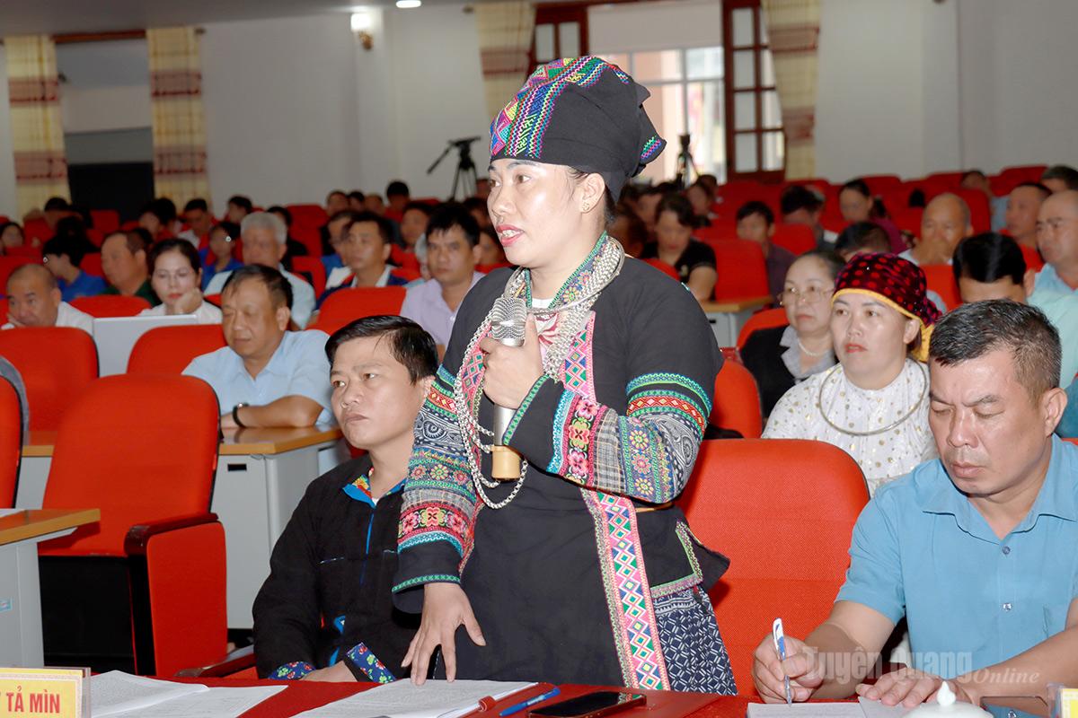 Cử tri xã Quản Bạ nêu ý kiến tại hội nghị.