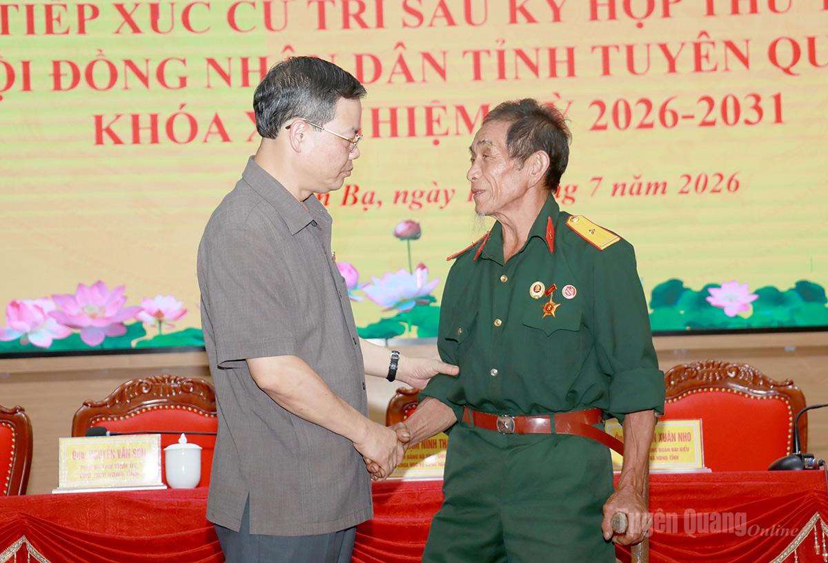 Phó Bí thư Tỉnh ủy, Chủ tịch HĐND tỉnh Nguyễn Văn Sơn nói chuyện với cử tri xã Quản Bạ.