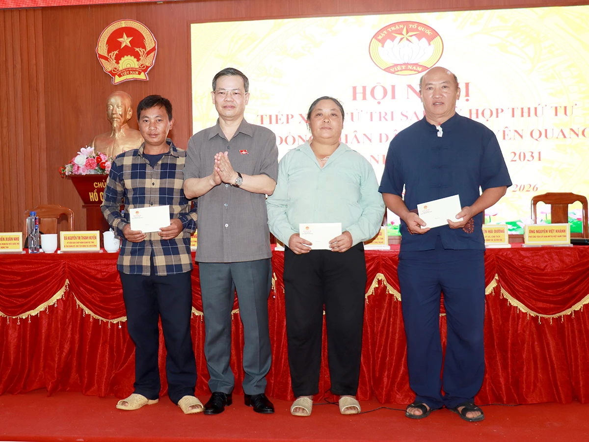Phó Bí thư Tỉnh ủy, Chủ tịch HĐND tỉnh Nguyễn Văn Sơn tặng quà gia đình chính sách của xã Cán Tỷ.