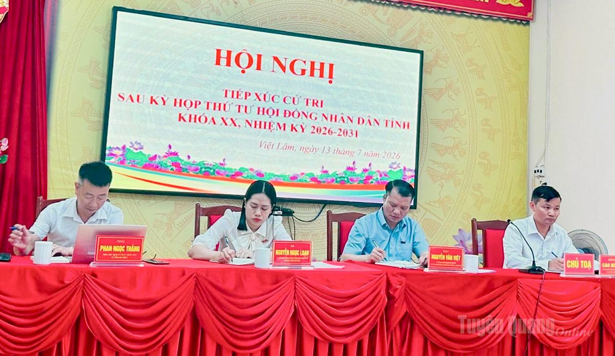 Các đại biểu Tổ đại biểu số 3 HĐND tỉnh tiếp xúc cử tri xã Việt Lâm.