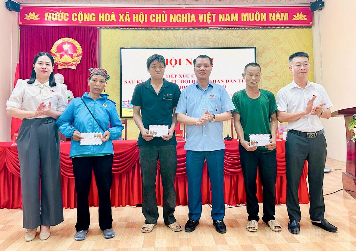 Đại biểu HĐND tỉnh tặng quà cho các gia đình có hoàn cảnh khó khăn trên địa bàn xã Việt Lâm.