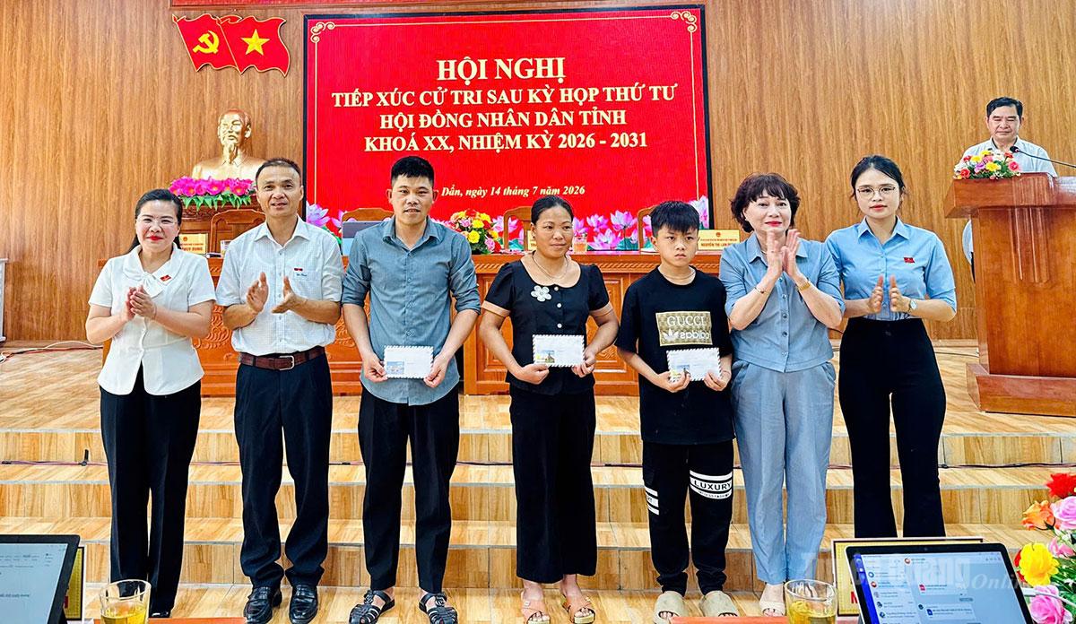 Tổ đại biểu số 6 HĐND tỉnh đ&atilde; tặng qu&agrave; tặng qu&agrave; 2 hộ gia đ&igrave;nh&nbsp;c&oacute; ho&agrave;n cảnh kh&oacute; khăn v&agrave; trẻ mồ c&ocirc;i tr&ecirc;n địa b&agrave;n x&atilde; Nấm Dẩn.