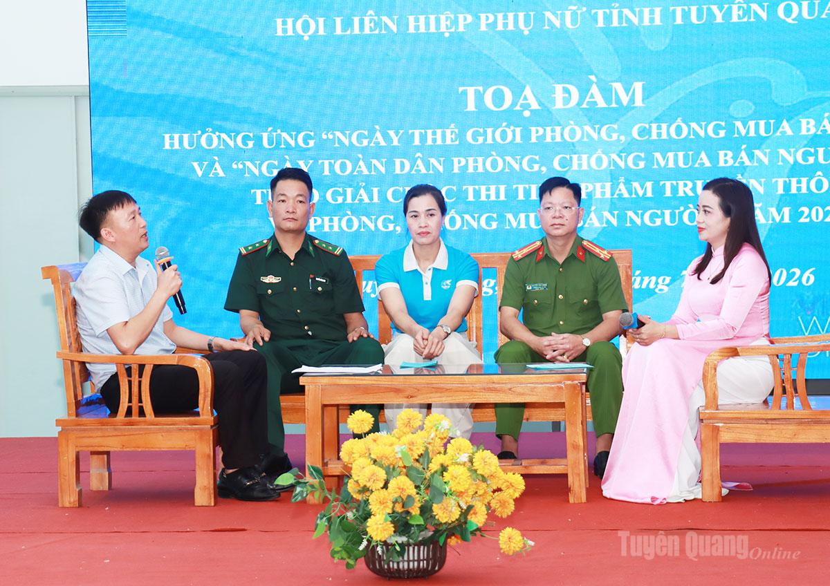 Các đại biểu trao đổi, chia sẻ kinh nghiệm về công tác phòng, chống mua bán người tại tọa đàm.