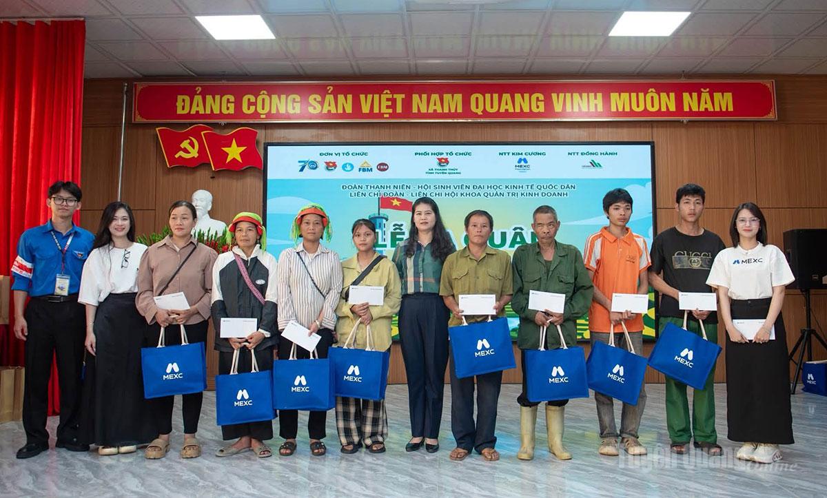 Đoàn xã Thanh Thủy phối hợp đoàn Trường Đại học kinh tế Quốc dân trao tặng quà gia đình có hoàn cảnh khó khăn trên địa bàn.